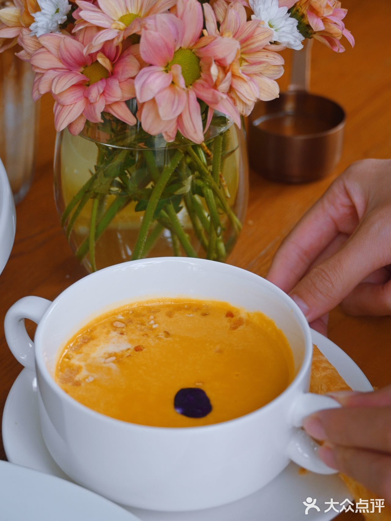 和闺蜜是下午去的，点了咖啡️、气泡水和西餐