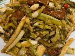 自制酸菜炒牛肉-宏记广东客家菜(丰汇店)