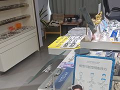 -视野联行眼镜•蔡司•依视路(温江店)