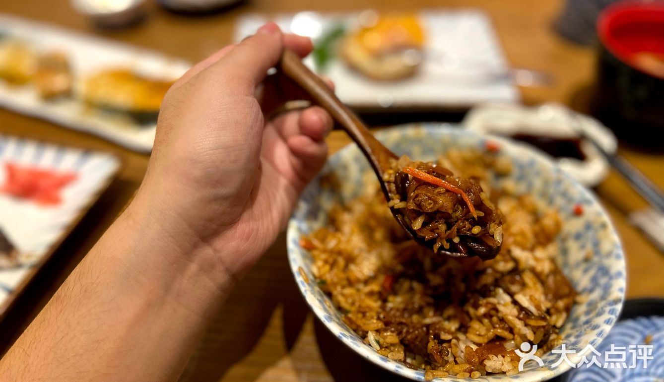 服务生超级热情，会主动来介绍店里的特色菜