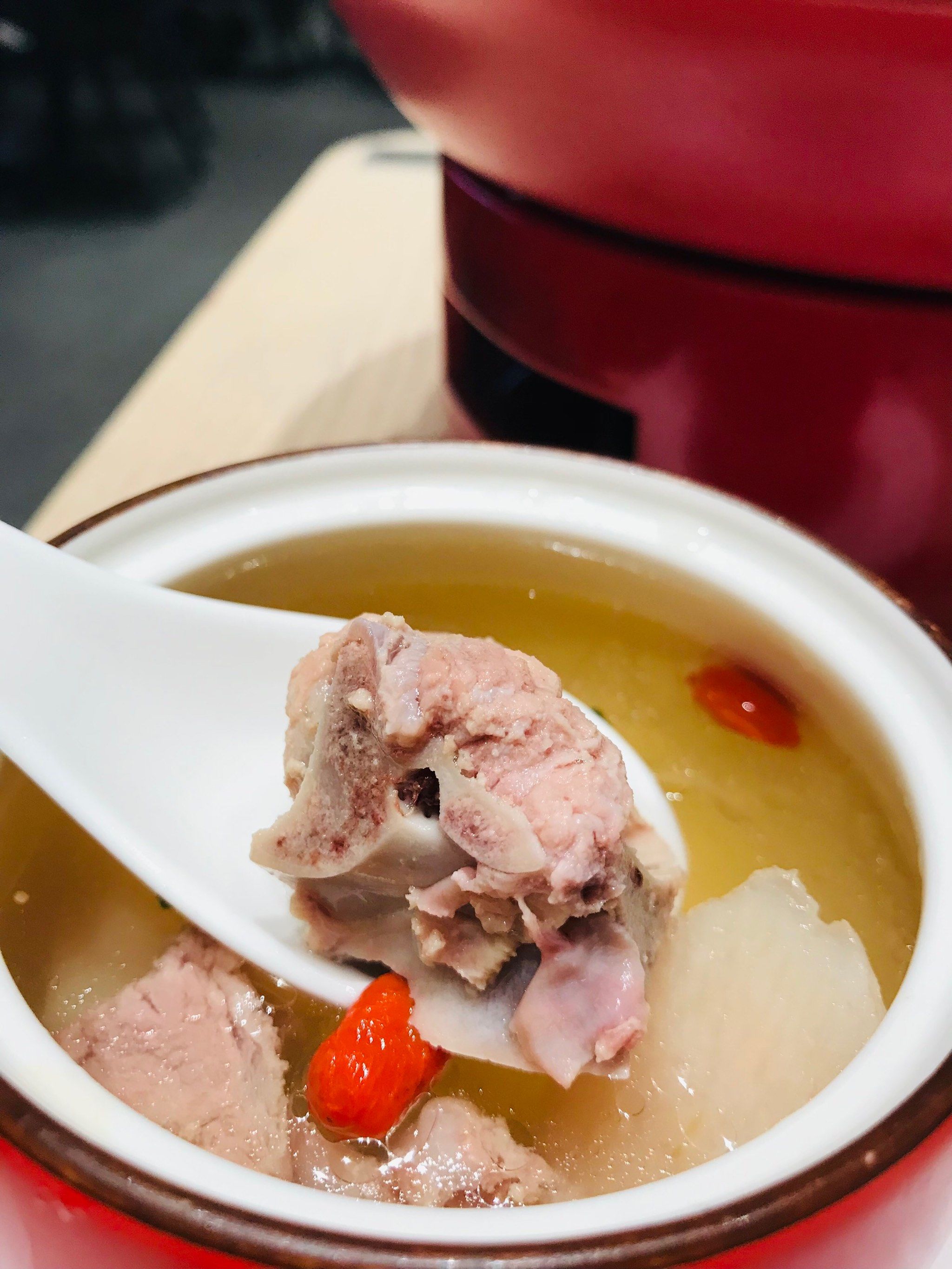 寒冷的冬天来碗龙骨山药排骨汤