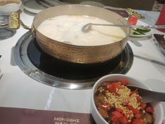 -洪氏嗨捞·广东猪肚鸡·椰子鸡火锅(西咸万象城店)