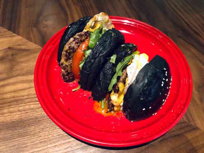 嬉皮汉堡(万声店)-"98位置:万声广场,方便停车,招牌明显.