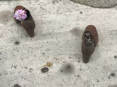 -多瑙河畔鞋履雕塑