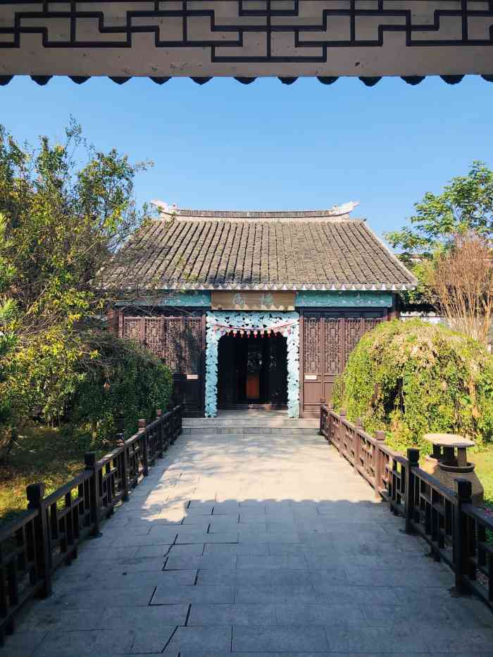 忆园在阳澄湖莲花岛上,现在正是吃蟹的季节,来莲花岛逛逛