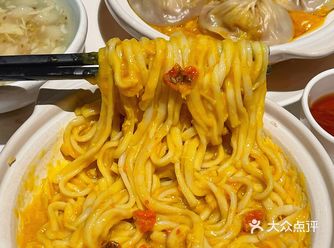 来深圳一定要吃…一口沦陷的蟹黄瀑布面！