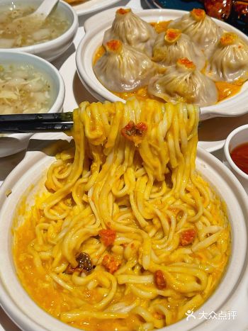 来深圳一定要吃…一口沦陷的蟹黄瀑布面!