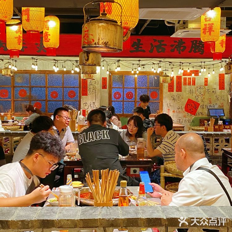 发现一家新开的社区火锅店，位于光环购物中心的附近
