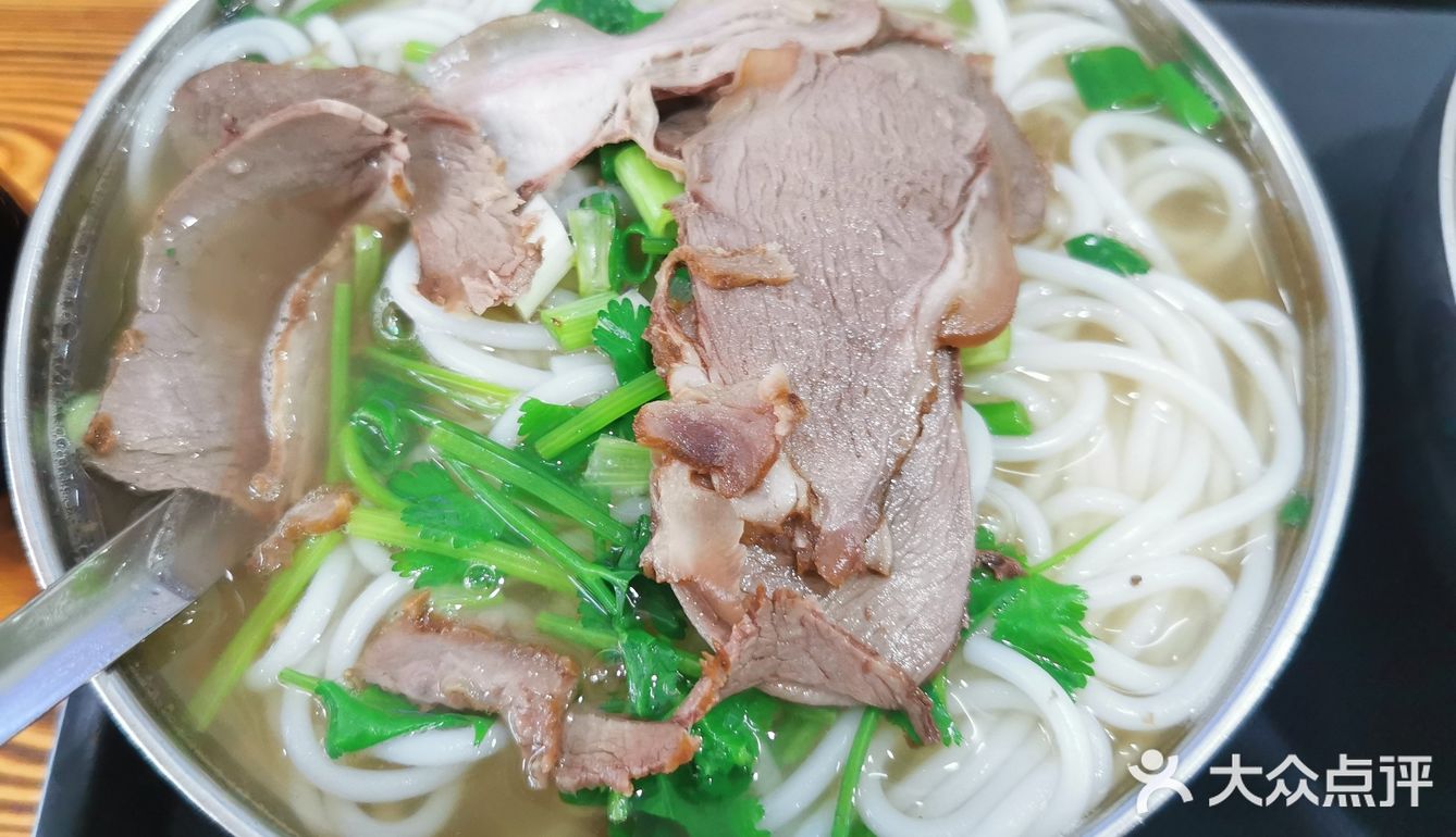 探店万老五羊肉粉