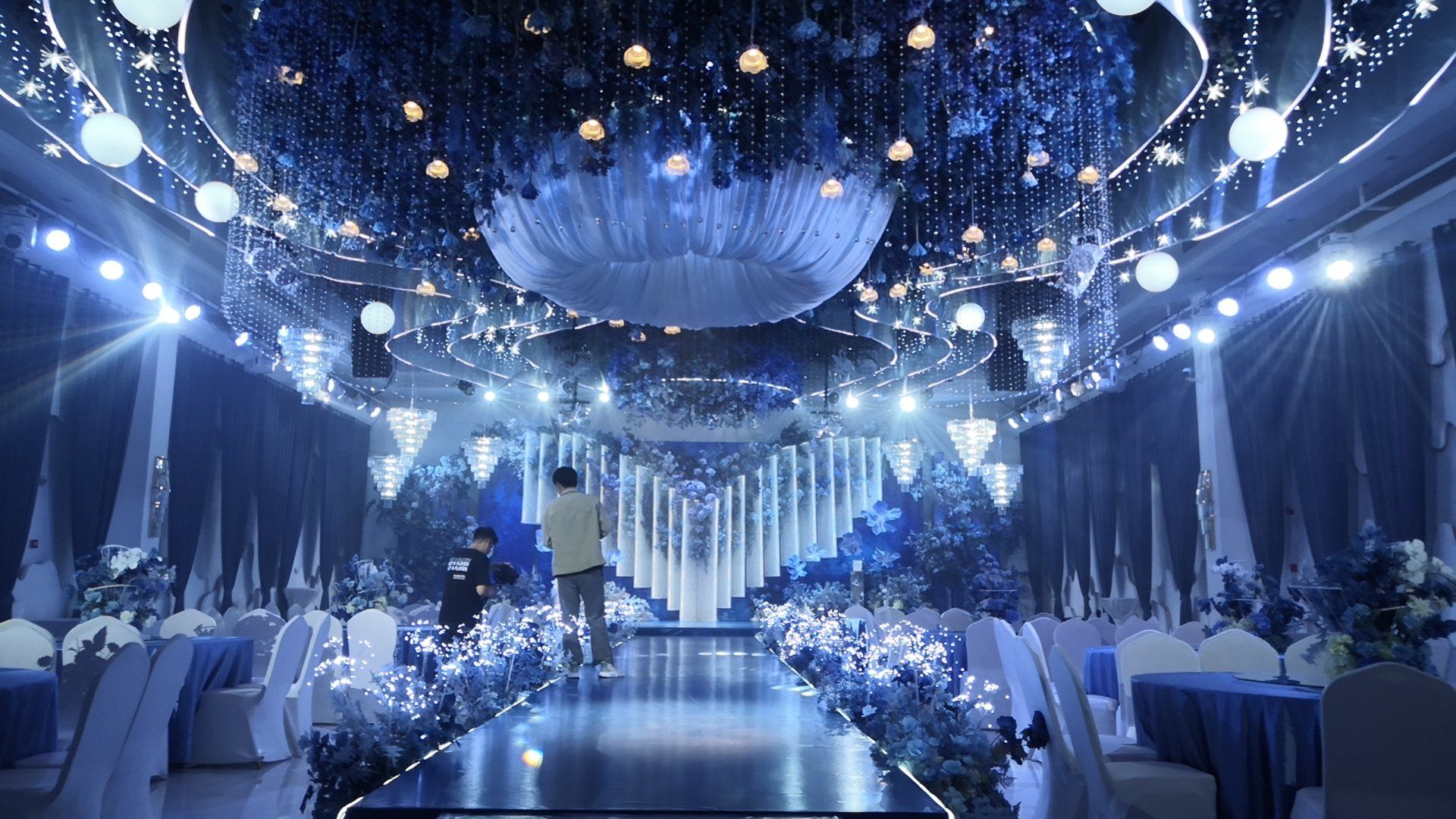 u1s1,这个蓝色婚礼堂现场看效果是尊的不错