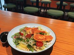 香烤三文鱼藜麦配坚果碎沙拉-魏斯理汉堡(西安沣东吾悦店)