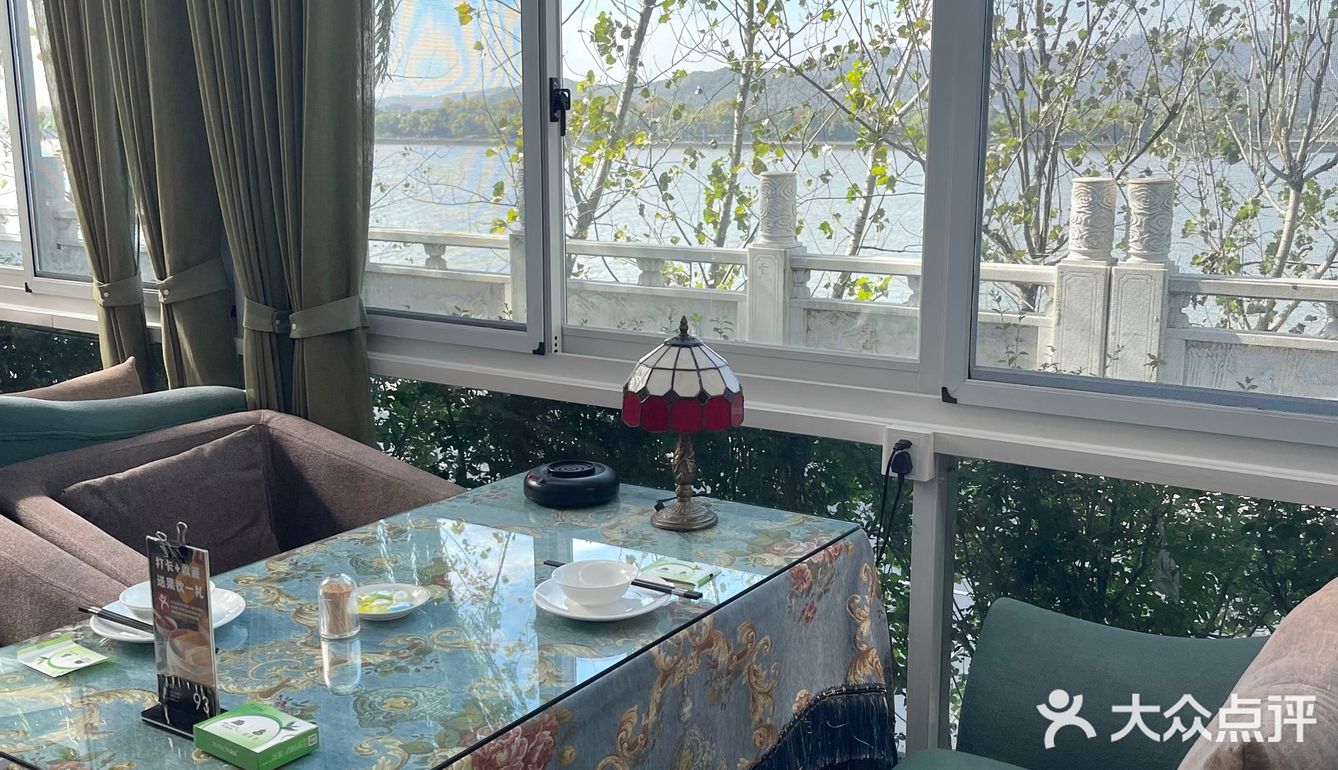 在杜甫江阁旁赏景🏞喝茶🍵吹着湖风好惬意~