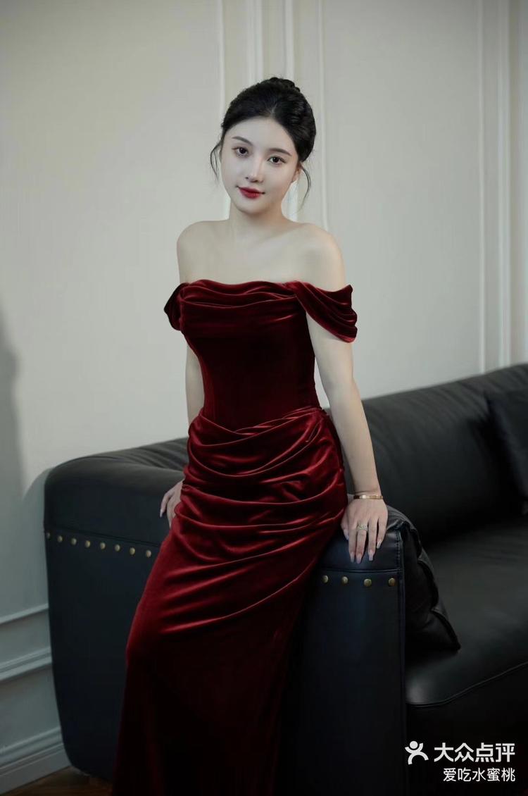 经典又显白的红丝绒礼服