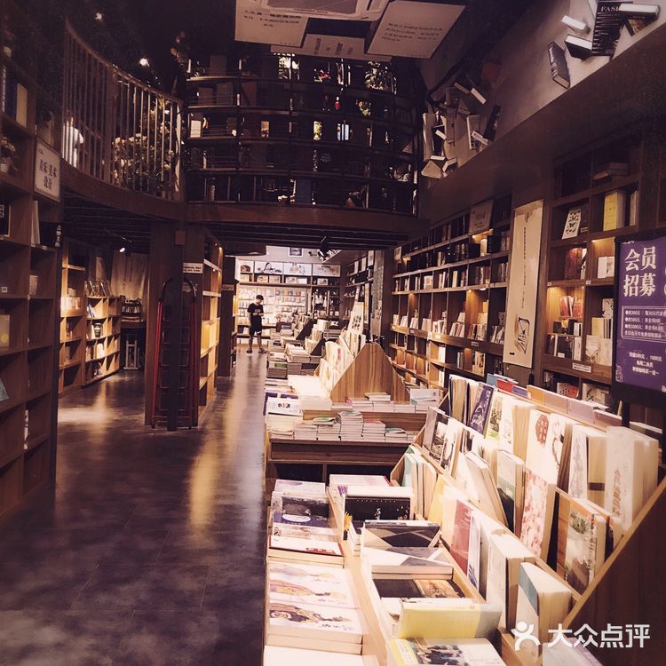 长嘉汇弹子石老街。开在孙家花园里的星巴克