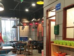 大堂-超越炭火牛蛙火锅鸡(河东店)