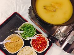 浓厚原只鸡煲花胶汤-鲜入围煮花胶鸡海鲜火锅