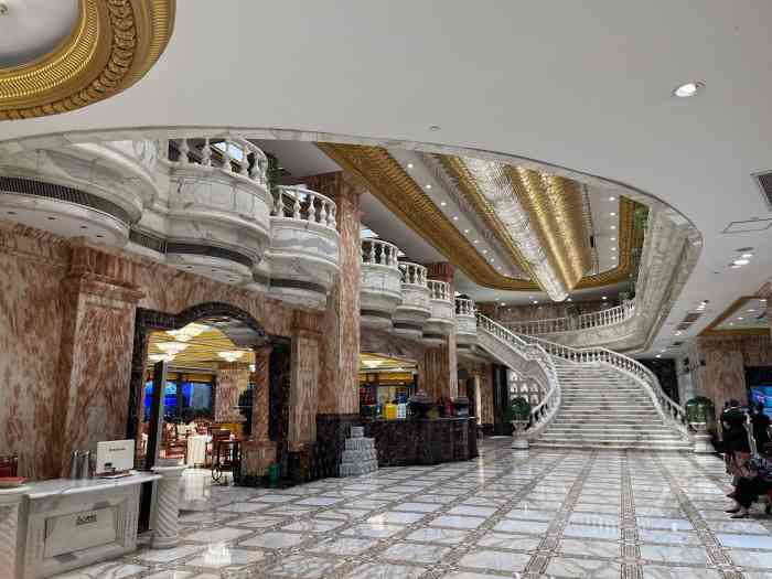 万宝海鲜舫(劳动公园店)-"用金碧辉煌来形容绝对不为过,宴请宾客绝对.