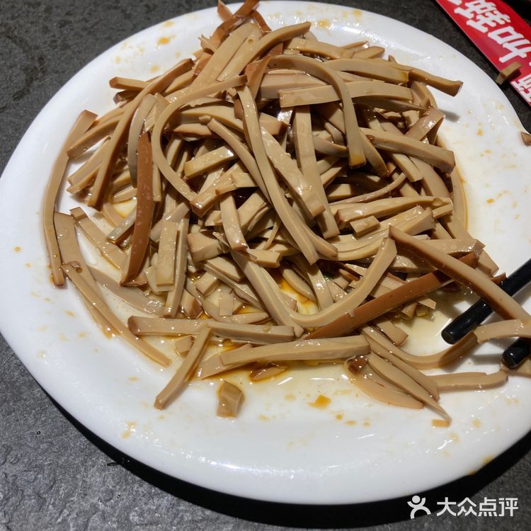 送一个凉菜，上面一层牛蛙