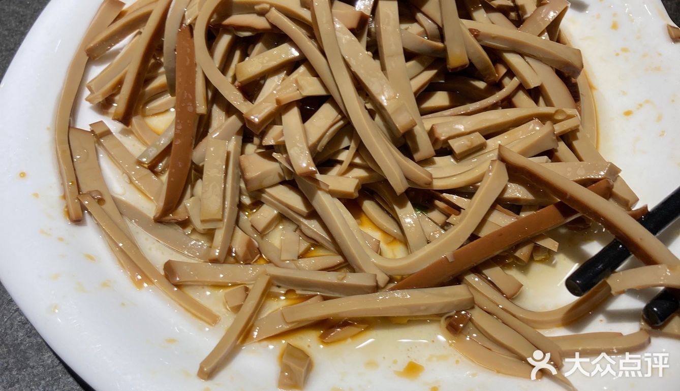 送一个凉菜，上面一层牛蛙