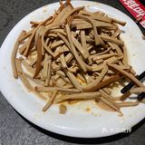 送一个凉菜，上面一层牛蛙