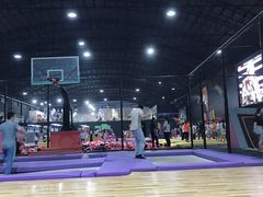 -嘿哟动霸CHUA·新潮玩运动娱乐中心·蹦床滑冰团建乐园
