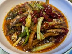 酸辣茴香小鱼-谢师酒家