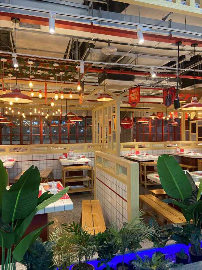 休息日的中午朋友约我一起到平江万达广场a座4楼贤合庄卤味火锅店吃