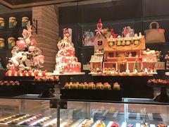 面包甜点陈列柜-富力希尔顿酒店·地阔自助餐厅