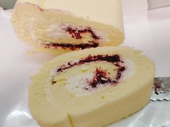 草莓乳酪卷-SKROLL卡特司库·蛋糕定制·生吐司·司康(古北程家桥店)