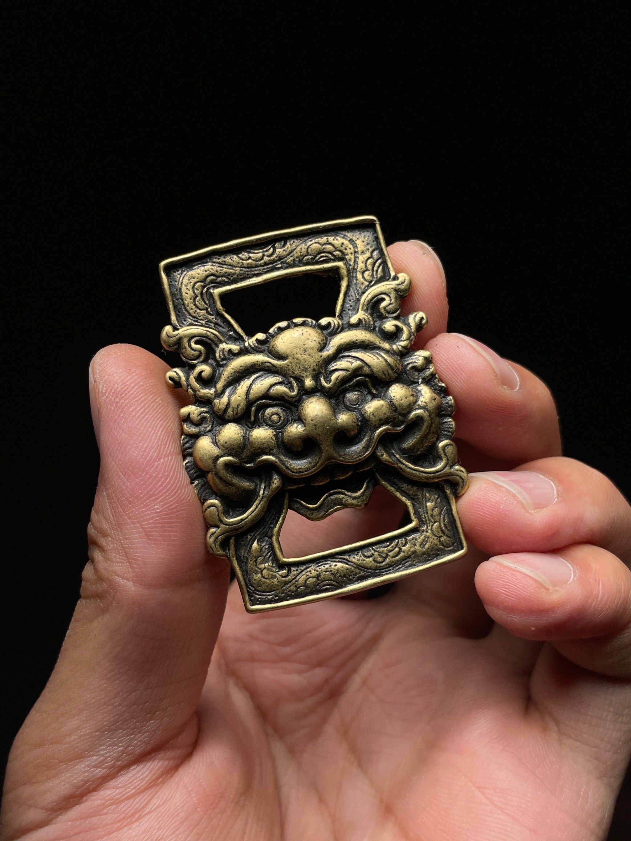 旧藏利马铜  手工精雕 支巴扎经书扣