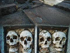 -比如骷髅墙景区