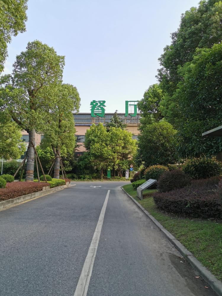 森谷美食公园-"以前是个厂区,地方很大很大,包间很多很多.