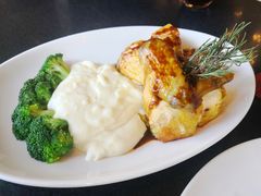 秘制烤春鸡配西兰花和迷迭香-WOLFGANG PUCK KITCHEN & BAR(迪士尼小镇店)