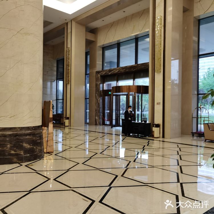 地下室有车位（住宿完领停车券）