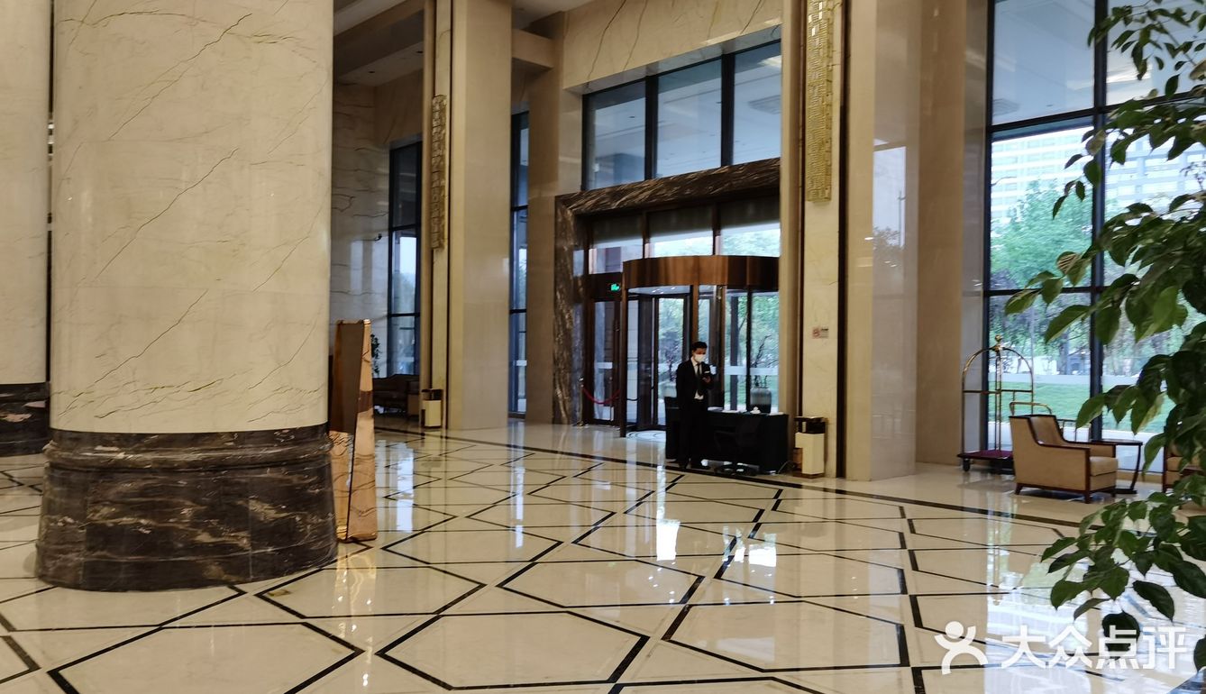 地下室有车位（住宿完领停车券）