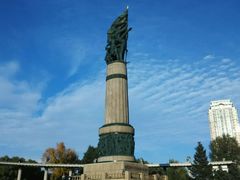 蓝天白云下的防洪纪念塔-人民防洪胜利纪念塔