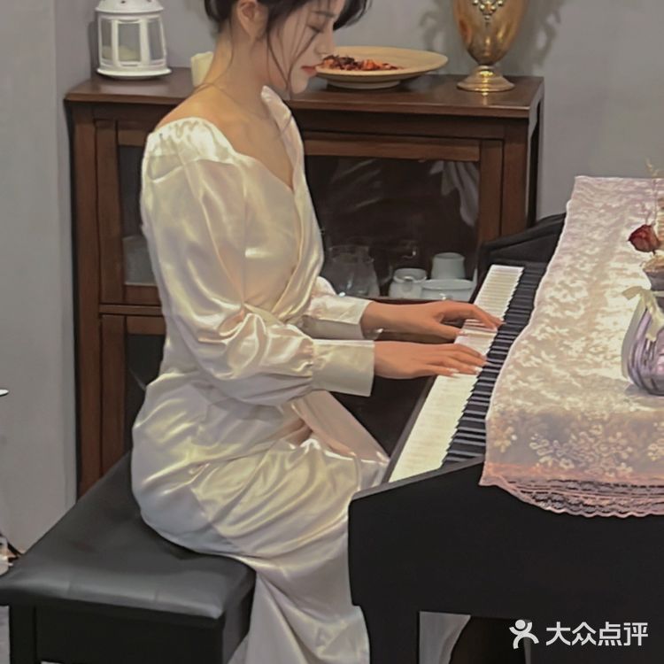 喝一杯曲院风荷，弹一首西湖美景