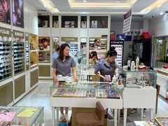 -美式眼镜·授权蔡司.依视路.尼康.豪雅.明月(人民广场店)