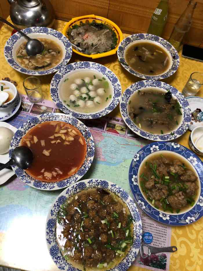 九府水席老店-"在这个小巷子里,招牌挺显眼,有横幅.旁边.