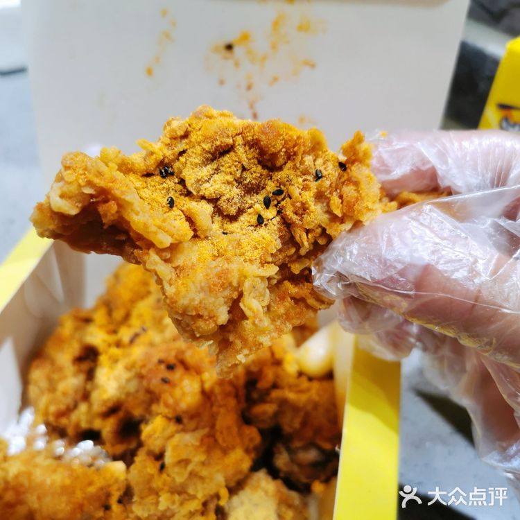 看着脏兮兮的外卖厨房店，炸鸡味儿到是不错哈