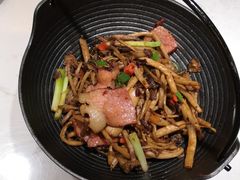 干香茶树菇五花肉-老镇春饼(济宁万达店)