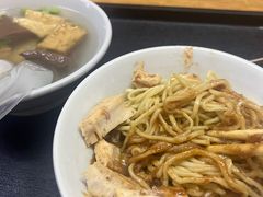 -松树干拌面店