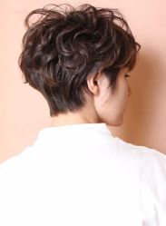-天下皇剪新潇洒美容美发