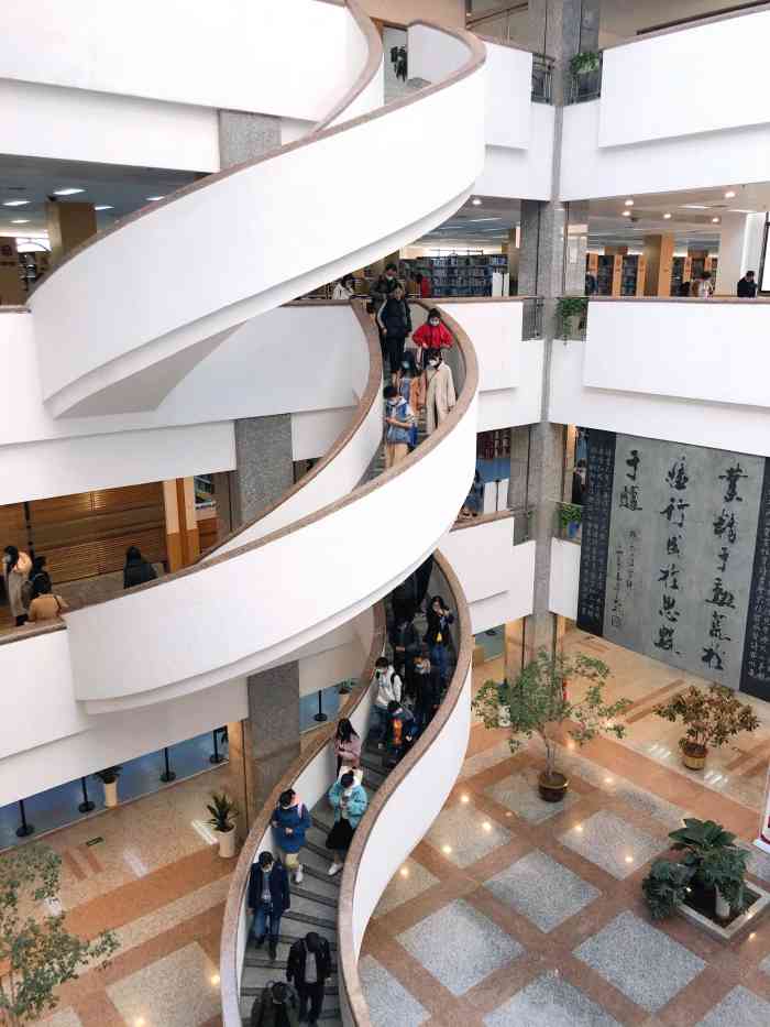 前几天去五环工厂店体育场店回来路过陕西省图书馆这两个店一个在体育