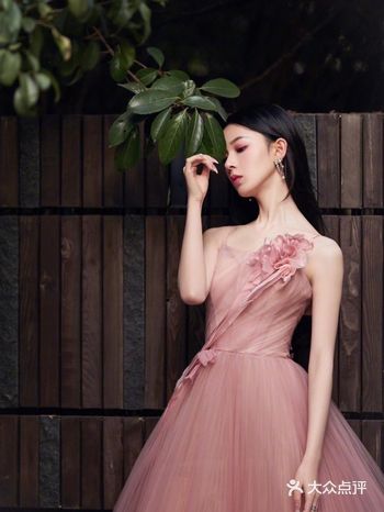 渐变色落花长裙丨春日下的美妙漫舞