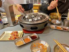 -围炉肉舍•炭烤活鳗•丹东海鲜烤肉(步行街店)