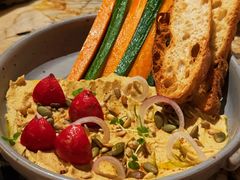 鹰嘴豆泥配坚果蔬菜-BROWNSTONE布朗石西班牙餐厅(富城店)