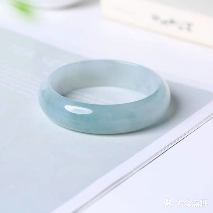 天青色等烟雨，而我在等你，天然冰种翡翠手镯57圈口。