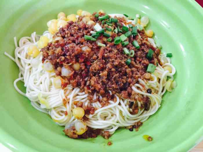 万州炸酱面馆-"本来想去旁边的弄堂面馆的 但每次去都扑空.