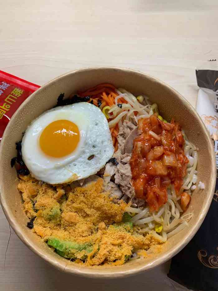 新店点的外卖韩式铁板五花肉拌饭五花肉有点硬配菜太丰富了吧量蛮多